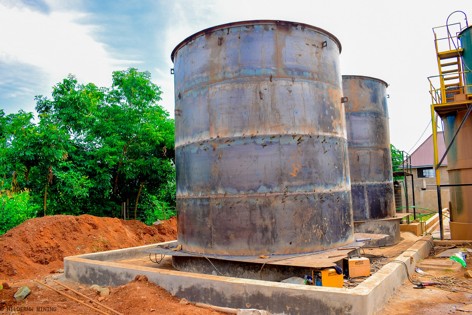 Vat leach tanks